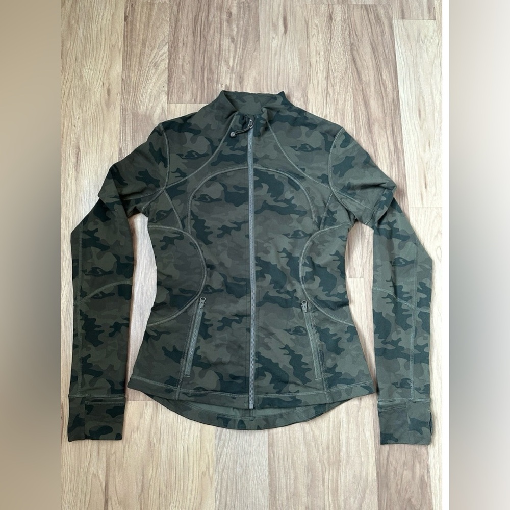 lululemon athletica Black and Dark Green CamouflageZip Jacket size 8 fits 6 well